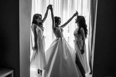 Wedding Photoshoot Ideas With Bridesmaid, Pre Wedding Bridesmaid Photos, Wedding Photo With Friends, Best Friend Wedding Picture, Sister Wedding Pictures, Wedding Video Inspiration, Bride And Bridesmaid Pictures, Bridesmaid Pictures, Bridesmaid Photoshoot