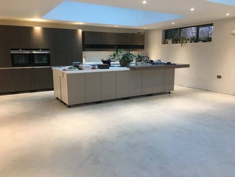 Microcement Floors: Find Out the Benefits and Its Types Micro Concrete, Liquid Resin, Rustic Flooring, Unique Flooring, Simply White, Polished Concrete, Floor Finishes, Work Surface, Concrete Floors