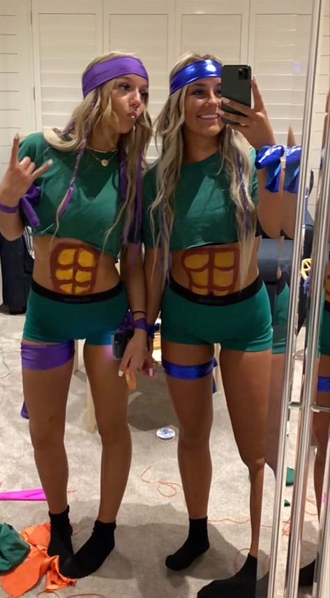 Halloween Costumes 2023 Group, Group Couple Costumes, Carnaval Costume Group, Halloween Outfits For Best Friends, Gym Halloween Costume, Group Halloween Costumes For 4 Friends, Ninja Turtles Halloween Costumes, 3 Person Costume Ideas, Group Of 5 Halloween Costumes