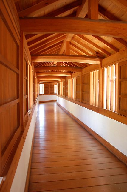 Hallway of Himeji castle, Japan - I love the warmth of the wood here Japanese Castle Interior, Old Japanese Architecture, Himeji Castle Interior, Japanese Structures Traditional, Meiji Era Architecture, Japanese Traditional Architecture, Himeji Castle, Japanese Castle, Wooden Architecture