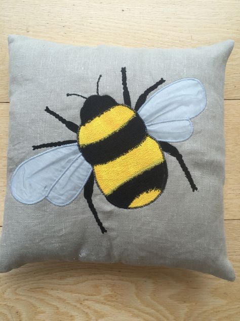 Bumble bee cushion. Applique with thread painting on linen. Bee Pillows Diy, Bumble Bee Applique Pattern, Painted Bumble Bees, Applique Cushions Ideas, Bee Applique Pattern, Cottage Pottery, Bee Cushion, Bee Applique, Bee Ideas