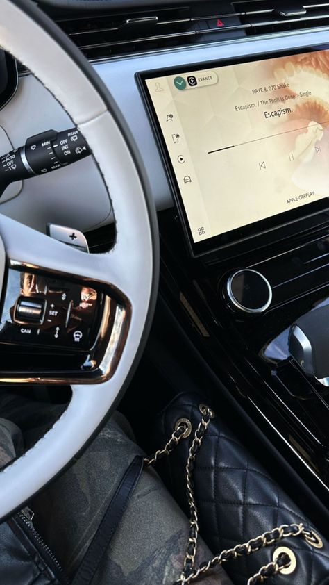 Range Rover Keys, Keys Aesthetic, Top Luxury Cars, Getaway Car, Luxury Aesthetic, Night Vibes, Cool Instagram Pictures, Old Money Aesthetic, Luxury Vacation