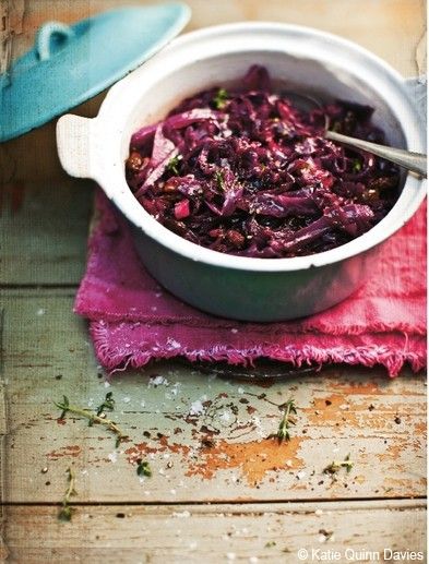 Chou rouge cuit lentement aux pommes et aux raisins secs Red Cabbage Recipes, Fruit Soup, Salty Foods, Cooked Veggies, Red Cabbage, Savoury Dishes, Coleslaw, Veggie Recipes, Side Dish Recipes