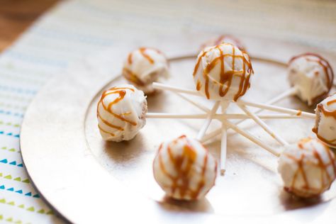 Who doesn't like the idea of taking a bite out of Autumn? Well, now you can with these Apple Spice Cake Pops. Each bite is full of sweet, spice, and even a little salt with the caramel drizzle. Now, let's get started before the season's over! Spice Cake Pops, Apple Cake Pops, Apple Spice Cake, Wilton Candy Melts, Russian Cakes, Nutella Desserts, Canned Apples, Apple Spice, Spice Cake Mix