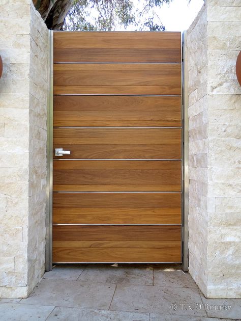 Wooden Gate Designs, Wood Gates Driveway, Backyard Gates, Wood Fence Design, Modern Courtyard, Fence Gate Design, Entry Gate, Outdoor Gate, Modern Gate