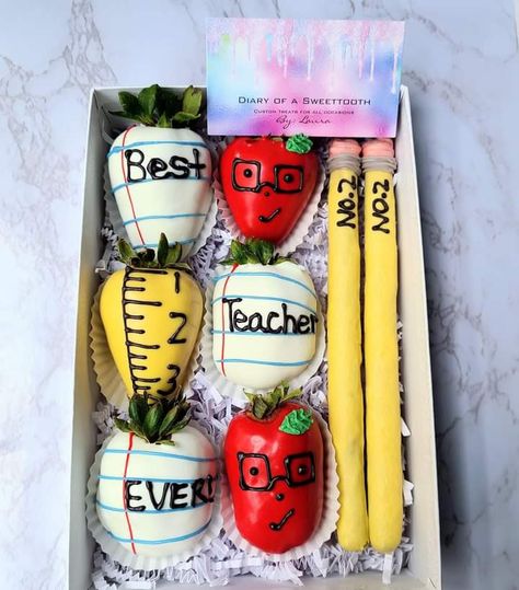 Teacher Appreciation Chocolate Treats, Teacher Appreciation Treat Boxes, Teacher Appreciation Sweet Treat Ideas, Back To School Chocolate Treats, Teacher Cakesicles, Teacher Strawberries, Teacher Chocolate Covered Strawberries, Chocolate Covered Strawberry Ideas, Teacher Appreciation Treats