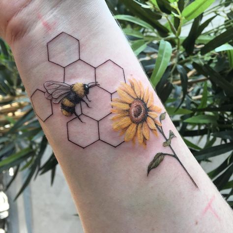 Bee Tattoo Ideas, Queen Bee Tattoo, Tattoo Bunt, Honey Bee Tattoo, Honeycomb Tattoo, Bumble Bee Tattoo, Sunflower Tattoos, Bee Tattoo, Sunflower Tattoo Design