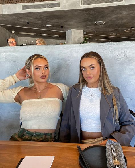 Mescia Twins, Influencers Fashion, Gold Star, 3 Things, Gold Stars, Influencer, Twins, Ash, Stars