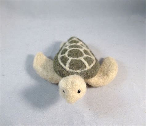 needle felted sea snimals - Yahoo Search Results Felt Woodland Animals, Felt Turtle, Sea Turtle Decor, Needle Felted Fox, Needle Felting Tools, Felt Animal Patterns, Needle Felting Diy, Felt Fox, Turtle Decor