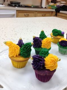 Mardi Gras cupcakes Mardi Gras Cupcakes, Mardi Gras Party Food, Mardi Gras Desserts, Mardi Gras Cake, Desserts Homemade, Madi Gras, Mardi Gras Party Decorations, Mardi Gras Wedding, Theme Carnaval