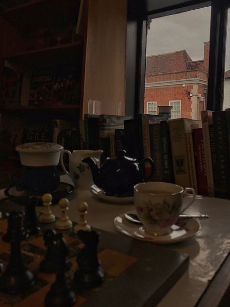 Fajer Core, Zoe + Core + Aesthetic, Intj Vibes, Dark Academia Photo, Chess Aesthetic, Apple Table, Capricorn Sun, Dark Grunge Aesthetic, House Library