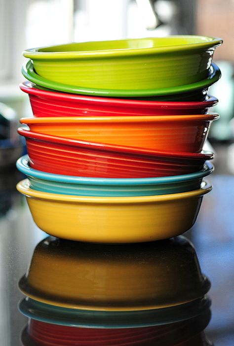 Fiesta Kitchen, Fiesta Dishes, Fiesta Colors, Colorful Bowls, Mexican Kitchens, Fiesta Dinnerware, Contrasting Colours, Mexican Decor, Pretty Colors