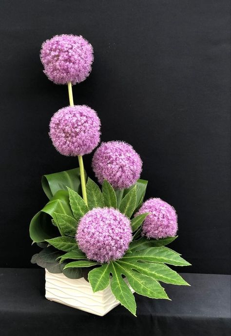 Ikebana fresh flowers arrangement Allium Arrangement, Corporate Floral Arrangements, Glass Decor Ideas, Dekoratívne Vence, Floristry Design, Tropical Flower Arrangements, Easter Flower Arrangements, Small Flower Arrangements, Sustainable Flowers