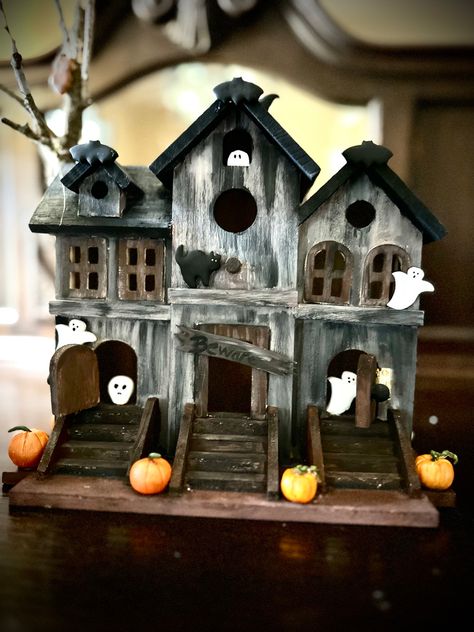 Scary Birdhouse, Halloween Spooky Village, Haunted Halloween Village Diy, Haunted House Birdhouse Ideas, Haunted House Birdhouse, Birdhouse Haunted House, Diy Halloween Birdhouse, Haunted Birdhouse Halloween, Haunted Birdhouse Diy