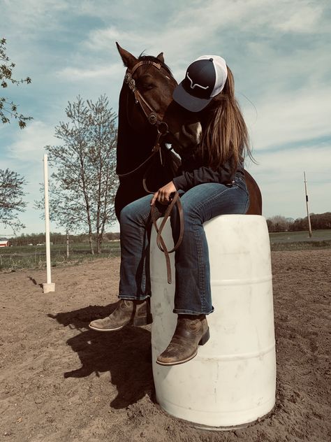 Country Best Friends, Country Girl Aesthetic, Mode Country, Horse Photography Poses, Foto Cowgirl, Pictures With Horses, Western Photoshoot, Cowgirl Pictures, Country Girl Life