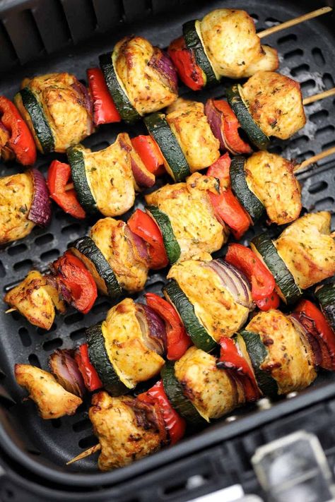 Air Fryer Chicken Kabobs (Chicken Kebabs) Kabobs In Air Fryer, Chicken Kabobs Air Fryer, Air Fryer Chicken Kabobs, Air Fryer Grilled Chicken, Kabobs Chicken, Kabobs Recipes, Chicken Shish Kabobs, Chicken Kabob Recipes, Veggie Kabobs