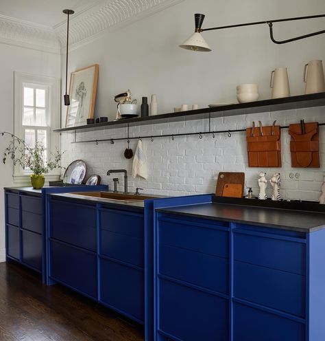 interiorstellar (@interiorstellar) on X Blue Kitchen Accents, Blue Kitchen Walls, Kitchen Cabinet Color Ideas, Light Wood Cabinets, Dark Blue Walls, Best Kitchen Cabinets, Red Kitchen, Studio Interior, Kitchen Cabinet Colors