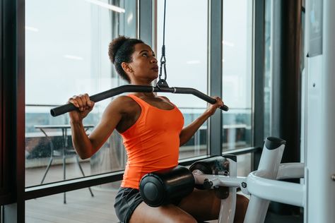 4 Lat Pulldown Alternatives You Can Do At Home—Because You Don’t Need a Gym To Build Upper-Body Strength https://www.wellandgood.com/lat-pulldown-alternatives/ #livelonger #yoga Pull Down Workout, Lat Pulldown Machine, Pull Day Workout, Bodybuilding Routines, Biceps Brachii, Muscle Hypertrophy, Cable Row, Lat Pulldown, Latissimus Dorsi