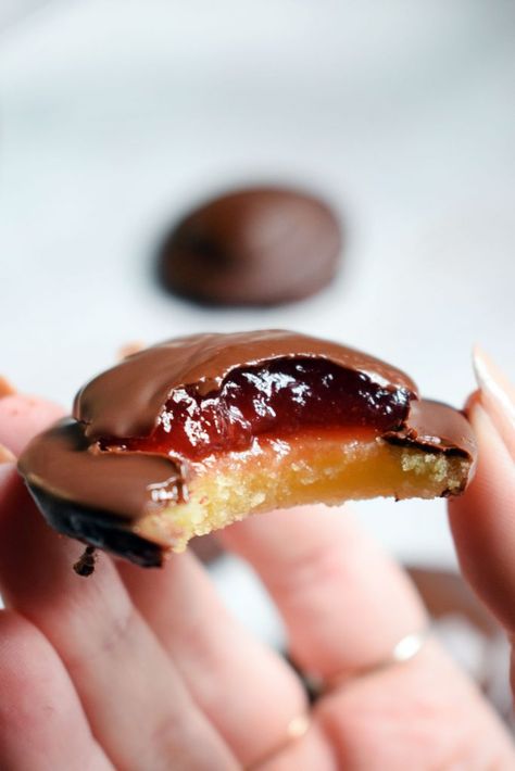 Vegan Jaffa Cakes - Let's Eat Smart Vegan Afternoon Tea, Vegan Picnic, Jaffa Cakes, Vegan Pastries, Jaffa Cake, Vegan Cake Recipes, Raw Desserts, Vegan Meal Prep, Dairy Free Chocolate