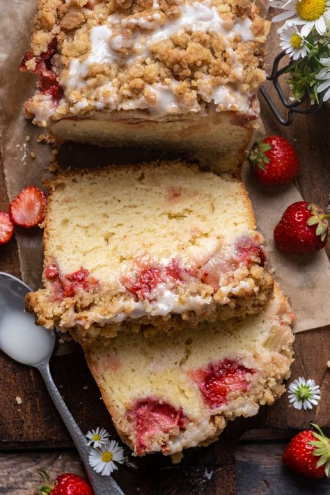 Vegan Strawberry Rhubarb, Strawberry Rhubarb Cake, Strawberry Rhubarb Recipes, Spring Recipes Dessert, Rhubarb Desserts, Vegan Baking Recipes, Rhubarb Cake, Crumble Cake, Rhubarb And Custard