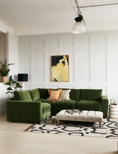 A well-thought-out color scheme can add eye-catching contrasts and depth to a space. Check out these 50 modern two colour combination for living rooms. Green Velvet Corner Sofa Living Room, Olive Green Sofa Living Room Ideas Boho, Green Corner Sofas, Green Couches, Green Sofa Living, Sala Vintage, Green Sofa Living Room, Family Sofa, Vibrant Living Room