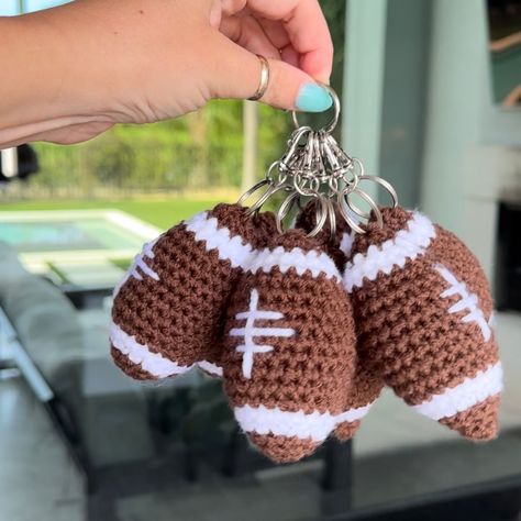 Crochet Football Pattern, Easy Crochet Keychain, Crocheted Keychains, Crochet Keychain Patterns, Football Keychain, Crochet Football, Keychain Patterns, Crochet Keychains, Football Pattern