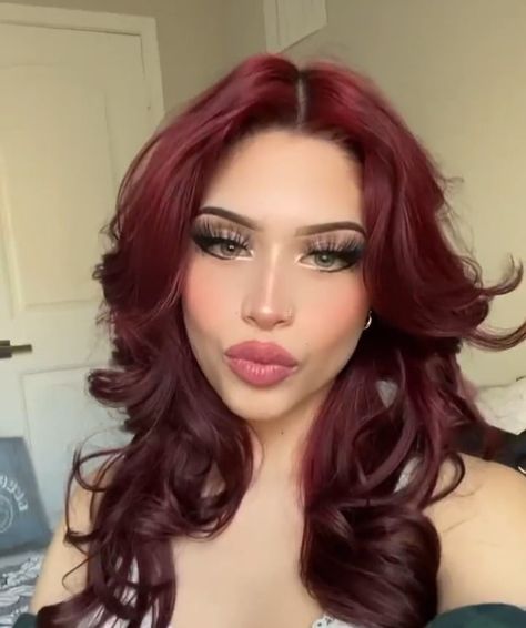 Chicana Hair Color, Hair Dye Ideas For Tan Skin, Cherry Red Hair Green Eyes, Red Hair Eye Makeup, Makeup For Burgundy Hair, Eye Makeup For Red Hair, Red Prom Hair, Red Hair Combo, Red Hair Curtain Bangs