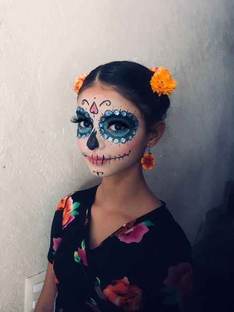 Katrina Makeup La Catrina, Dia De Los Muertos Face Paint Ideas Easy, Catrina Makeup Mexicana Easy, Easy Catrina Makeup Kids, Dia De Los Muertos Makeup For Kids, Catrina Makeup Kids, Catrina Face Paint, Easy Dia De Los Muertos Makeup Ideas, Catrina Makeup Mexicana