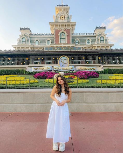 Emily Nelson Disney, Disney Senior Pictures Photo Ideas, Emily Enchanted, Disney Senior Photos, Disneyland Photoshoot, Emily Nelson, Disney Poses, Disney Wear, Disney Lifestyle