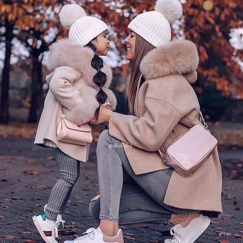 Fashion_magazine on Instagram: “So cute 😍 matching outfits 💗 @olkafiolka Via @fashiogalsz” European Winter, Mom Daughter Outfits, Mommy Daughter Outfits, Mother Daughter Fashion, Winter Baby Clothes, Mommy Daughter, Mom And Daughter, Design Girl, Winter Kids