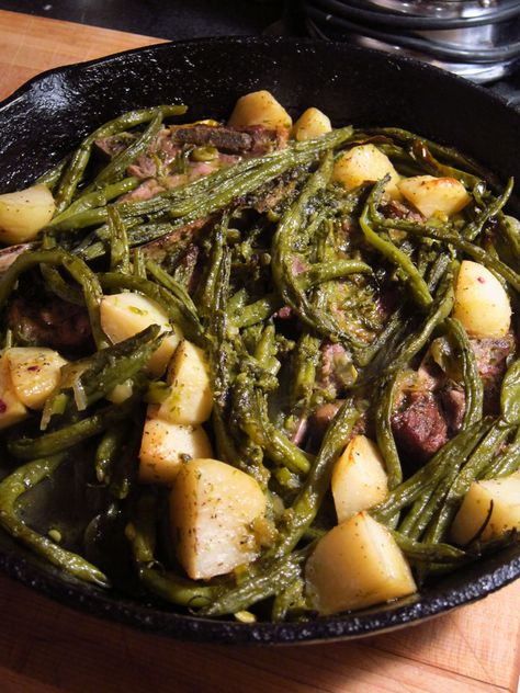 Groenboonbredie - green bean stew from South Africa Green Bean Stew, African Meals, South African Dishes, Heritage Recipes, Pea Pesto, Slow Cooker Breakfast, Lamb Stew, African Recipes, Bean Stew