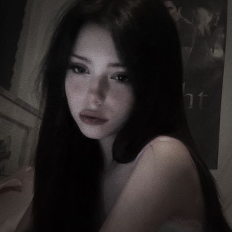 Sophie Roemer, Y2k Profile Picture, Aesthetic 2000s, Black Hair Blue Eyes, Pale Girl, Whisper Aesthetic, Girls With Black Hair, Cute Selfies Poses, Aesthetic Women