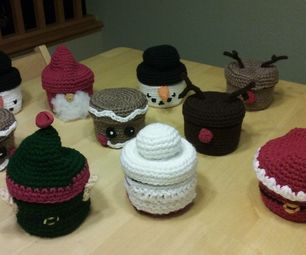 Crocheted Candy Jar Covers (Christmas Themed) Mason Jar Gifts Recipes, Jar Lid Cover, Easy Gifts To Make, Crochet Jar Covers, Christmas Candy Jars, Jar Covers, Useful Projects, String Crafts, Christmas Apps