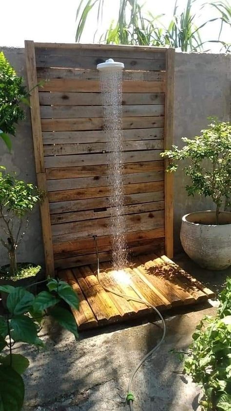 Simple Balcony, Outdoor Shower Enclosure, Outdoor Shower Diy, Balcony Ideas Apartment Christmas, Apartment Simple, Outdoor Bathroom Design, Balcony Ideas Apartment Outdoor, Apartment Plants, Diy Outdoor Furniture Plans