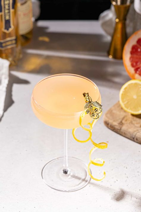 The French Blonde cocktail recipe is so delicious, and reportedly a favorite cocktail of Taylor Swift! Grapefruit juice and Lillet Blanc are the stars of this drink, and they go so well with elderflower liqueur, lemon and gin. This beauty of a cocktail is easy to make at home, but elegant enough for any fancy event! Perfect for a bachelorette party, hen night or even Valentine's Day cocktails! Bellini Aesthetic, French Blonde Cocktail Recipe, Drink Competition, Gin And Grapefruit, Grapefruit Gin Cocktail, French Blonde, Grapefruit Drink, Day Cocktails, Grapefruit Cocktail