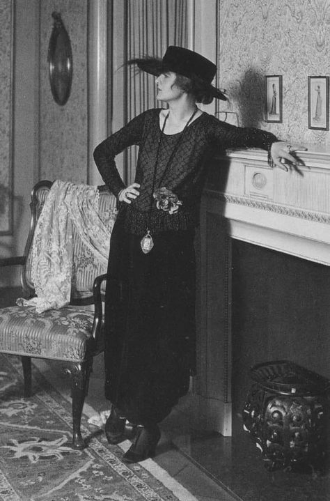 Anita Berber was arguably the wildest women in all of Weimar Berlin. Wikipedia Anita Berber, Elvira Mistress Of The Dark, 1910s Fashion, Look Retro, Classic Trench Coat, Photo Vintage, Edwardian Era, 1920s Fashion, Cabaret