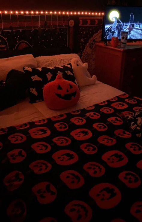 Bedroom Decorated For Halloween, Halloween Decorations Room Aesthetic, Halloween Decorated Room, Halloween Room Ideas Bedrooms, Halloween Room Ideas, Valentines Day Room Decor, Halloween Bedroom Ideas, Day Bed Room, Halloween Bedroom Aesthetic