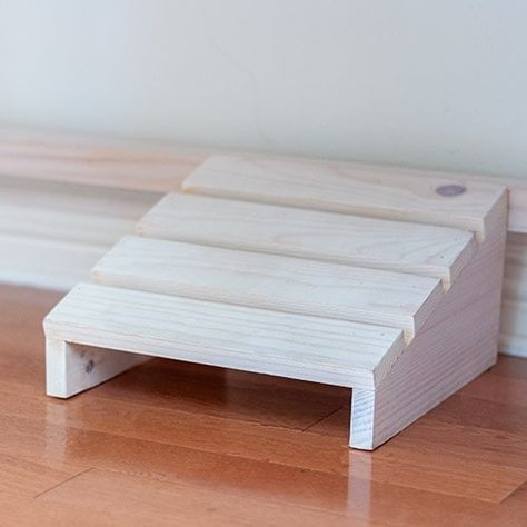 How to make a simple DIY footrest using scrap wood for under your desk.  This ergonomic wooden footrest is perfect for comfort. Footrest Under Desk, Under Desk Footrest, Footrest Ideas, Diy Footrest, Desk Footrest, Commission Ideas, Diy Kids Table, Wooden Footstool, Modern Farmhouse Diy