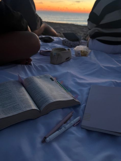 #christian #catholic #biblestudy #bible #sunrise #beach Bible On Beach, Bible Study On The Beach, Beach Bible Study, Study Picnic, Dream Friendship, Christian Vision Board, Sunrise Pics, Jeremiah 33:3, Holy Girl