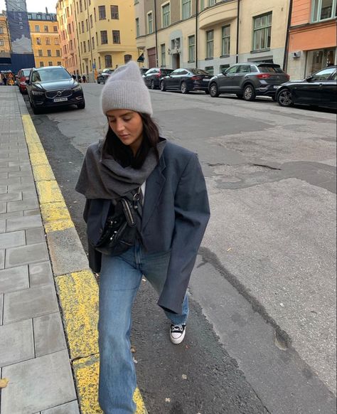 Gray Beanie Outfit, Blue Beanie Outfit, Grey Hat Outfit, London Fashion School, Beanie Outfit Winter, Winter Hat Outfit, Uni Fits, Parisian Outfit, Beanie Outfit