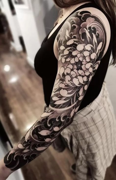 White Flower Tattoo, Tattoo Japonais, Black And White Flower Tattoo, Lilac Tattoo, Mangas Tattoo, Iris Tattoo, Japanese Flower Tattoo, Chrysanthemum Tattoo, Lavender Tattoo