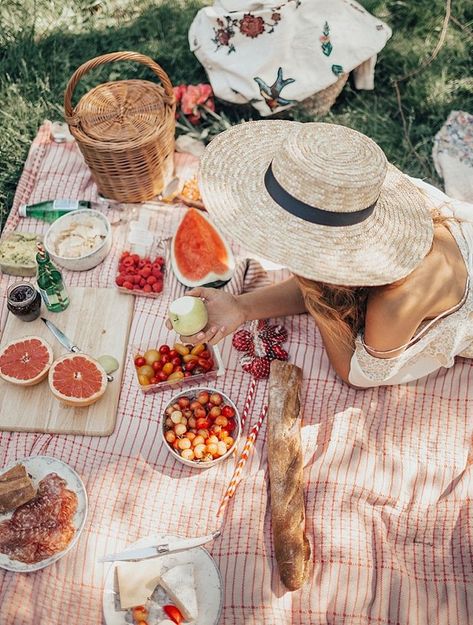 Fun and interesting reads I've found around the web this week, and articles you may have missed on the blog. These weekend notes are all about summer. Summer Dreaming, Easy Foods, Picnic Inspiration, Camille Styles, Italian Riviera, Sea Captain, Picnic Date, Bake Dessert, Perfect Picnic