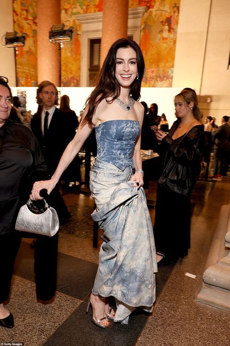 In motion: Anne paired her outfit with a silver purse and matching silver heels High Low Ball Gown, Apres Ski Outfits, Cfda Fashion Awards, Cfda Awards, Canadian Tuxedo, Tulle Sleeves, Museum Of Natural History, All Jeans, Dressed To The Nines