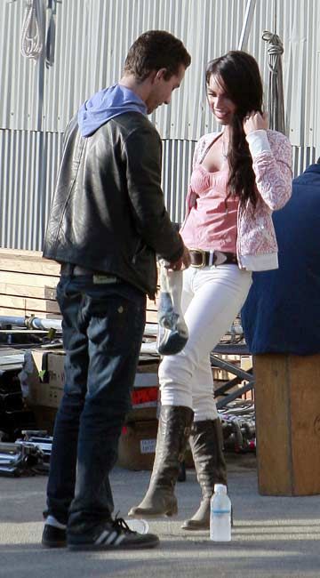 Shia LaBeouf and Megan Fox enjoy a laugh between takes of the Tranformers sequel in LA. #2008.08. #shialabeouf #meganfox Shia Labeouf Megan Fox, Jessica Simpson Daisy Duke, Megan Fox Transformers, Adidas Samba Shoes, Megan Fox Outfits, Megan Fox Style, Megan Fox Pictures, Emily Ratajkowski Outfits, Megan Denise Fox