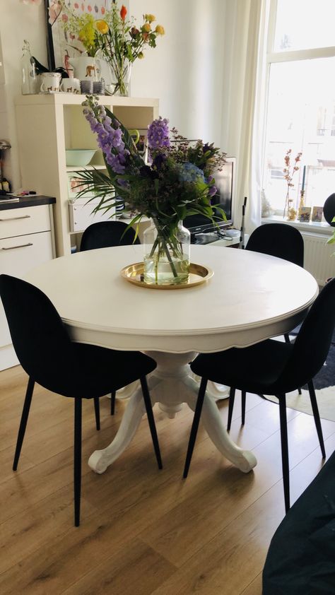 Love white and black combination in our new home in Amsterdam. White Dining Table Black Chairs, White Table Black Chairs, White Pedestal Table, White Round Table, Living Dining Room Ideas, Black Velvet Chair, Cream Chair, White Round Tables, Black Couches