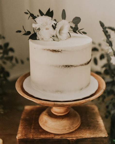 Wedding Cake Eucalyptus, Wedding Cake Minimalist, 1 Tier Wedding Cakes, Wedding Cakes One Tier, Boho Wedding Cake, Mini Wedding Cakes, Simple Bride, Small Wedding Cakes, Wedding Cake Rustic