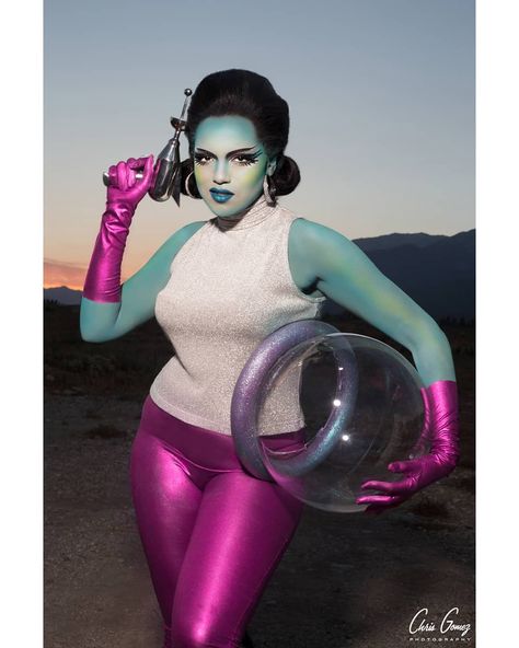 👽Viva Las Vegas SPACE CADET / ALIEN INVASION Photoshoot with MUAH @JenniferCorona . A Photoshoot from OUT OF THIS WORLD! How would you like… Alien Housewife Costume, Retro Futuristic Costume, Mod Alien Costume, Alien Disguised As Human, Pretty Alien Costume, Retro Futurism Fashion 1960s, Space Age Costume, Alien Costume Women’s, Vintage Alien Aesthetic