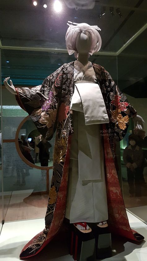 Oiran Kimono, Kimono Kyoto, Japanese Wedding Dress, Mantle Design, Winter Kimono, Modern Kimono, Japanese Wedding, Wedding Kimono, Japan Culture