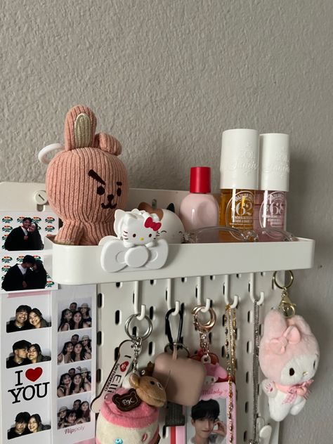 Daizchoii Aesthetic, Pegboard Inspo Kpop, Daizchoii Room, Ikea Pegboard Aesthetic, Ikea Pin Board, Pegboard Ideas Aesthetic, Skadis Ikea Ideas, Pegboard Aesthetic, Ikea Peg Board