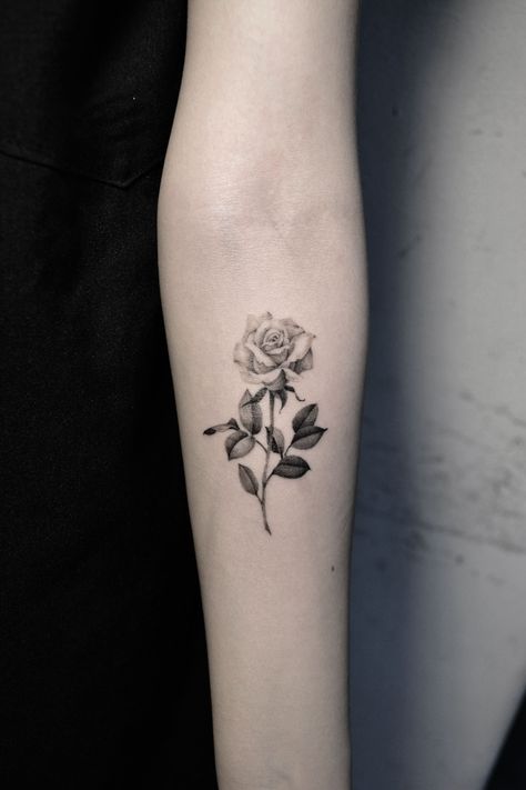 Small Rose Tattoo Finger, Tattoo For Finger, Rose Tattoo Finger, Side Wrist Tattoos, White Rose Tattoos, Tattoo Finger, Cute Simple Tattoos, Small Rose Tattoo, Tattoo Rose